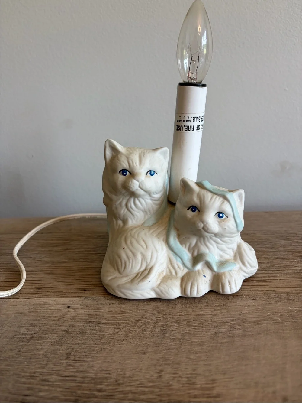White Kittens With Blue Ribbon Lamp Night Light Cat Lady Cute 90’s WORKS